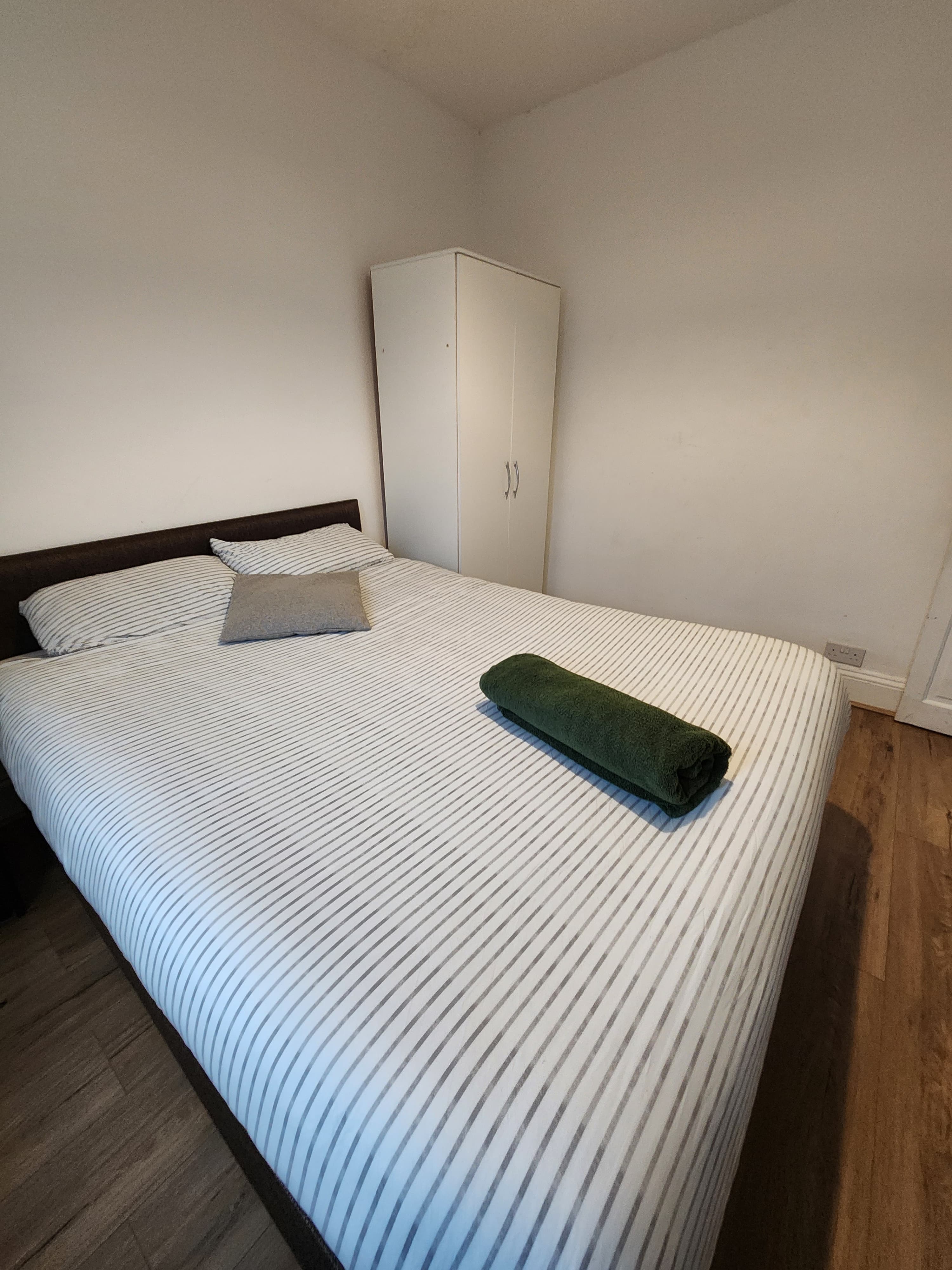 Oaks Room 1 photograph 2