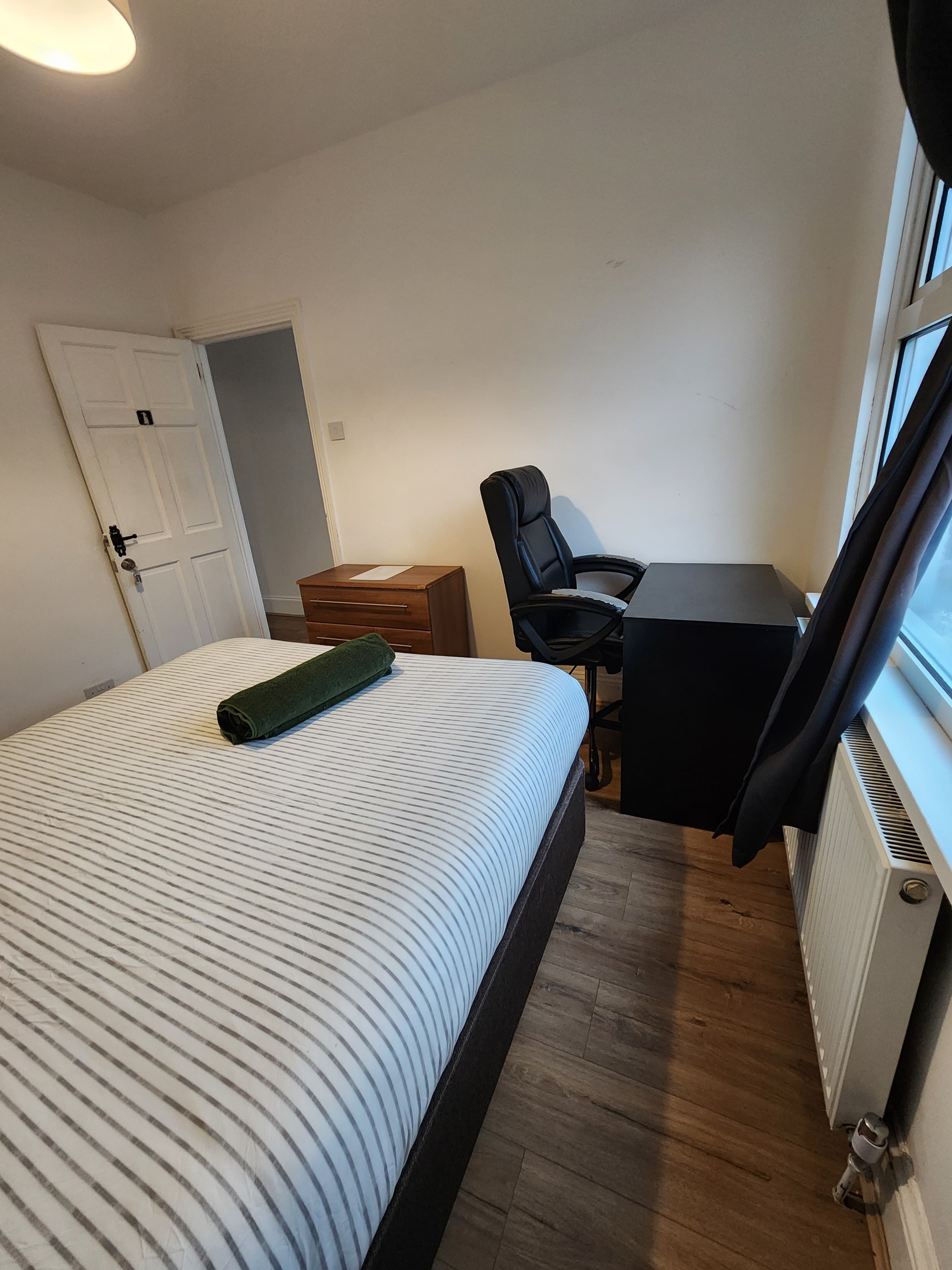 Oaks Room 1 photograph 3