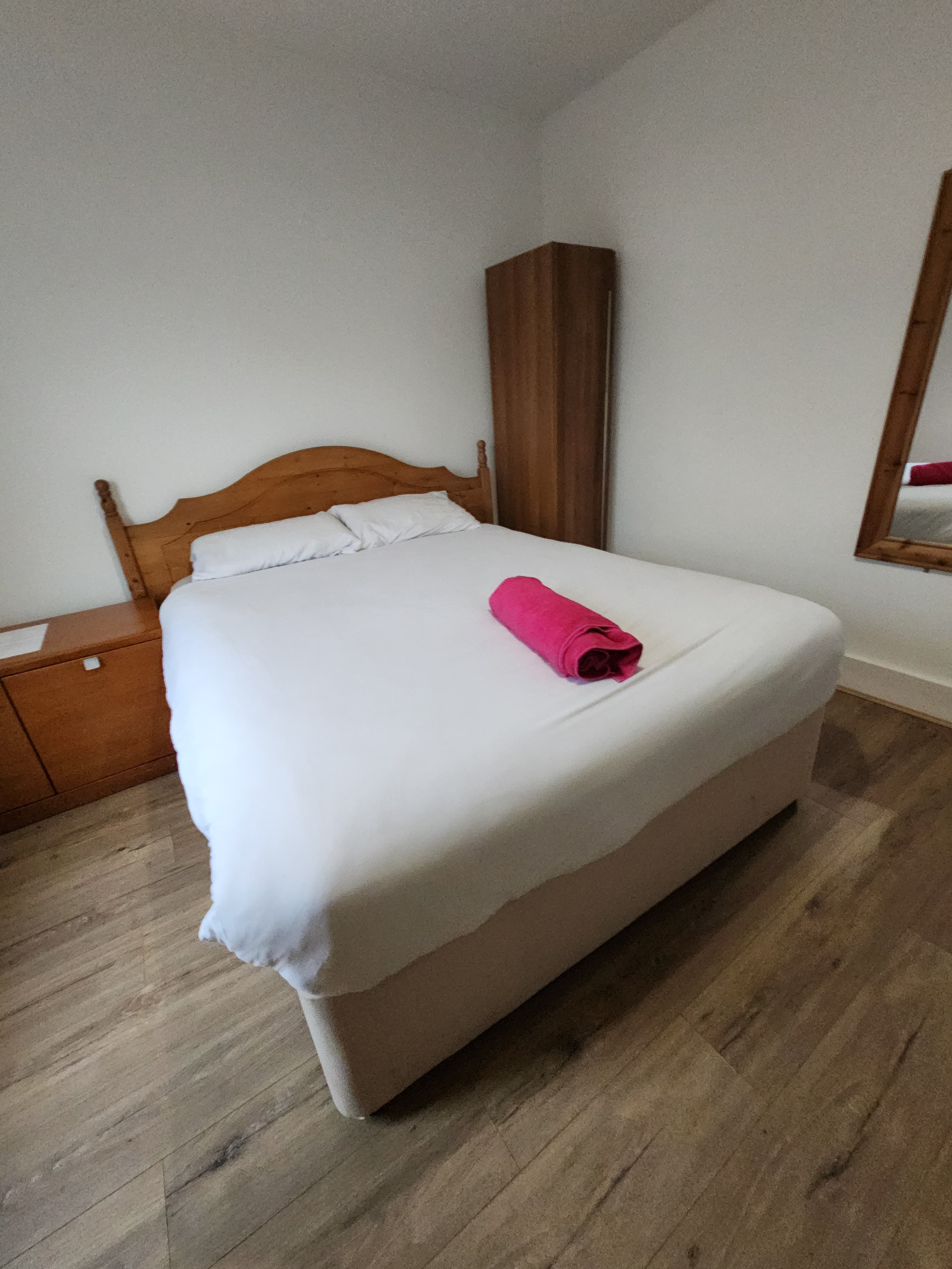 Oaks Room 2 photograph 2