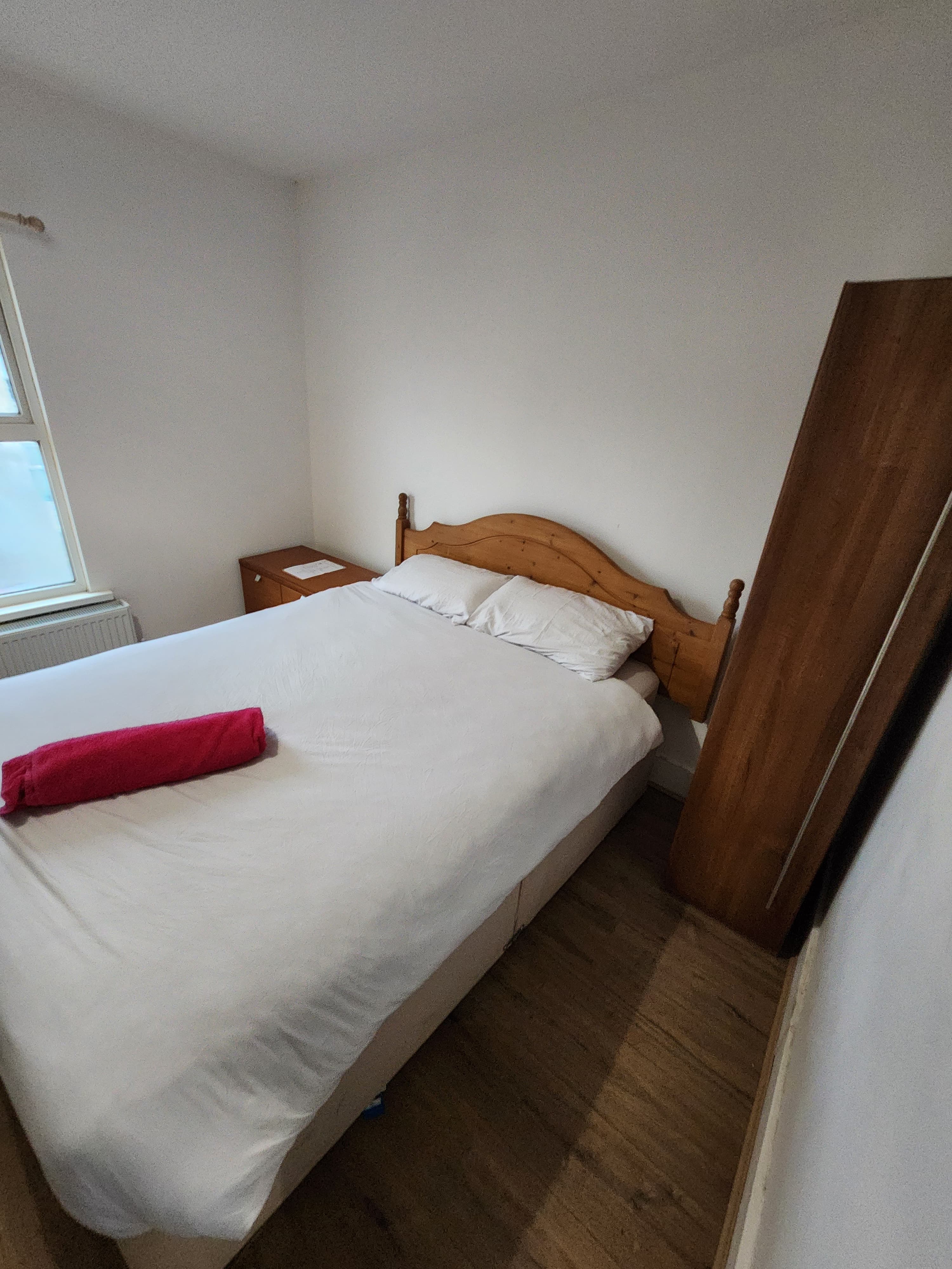 Oaks Room 2 photograph 3