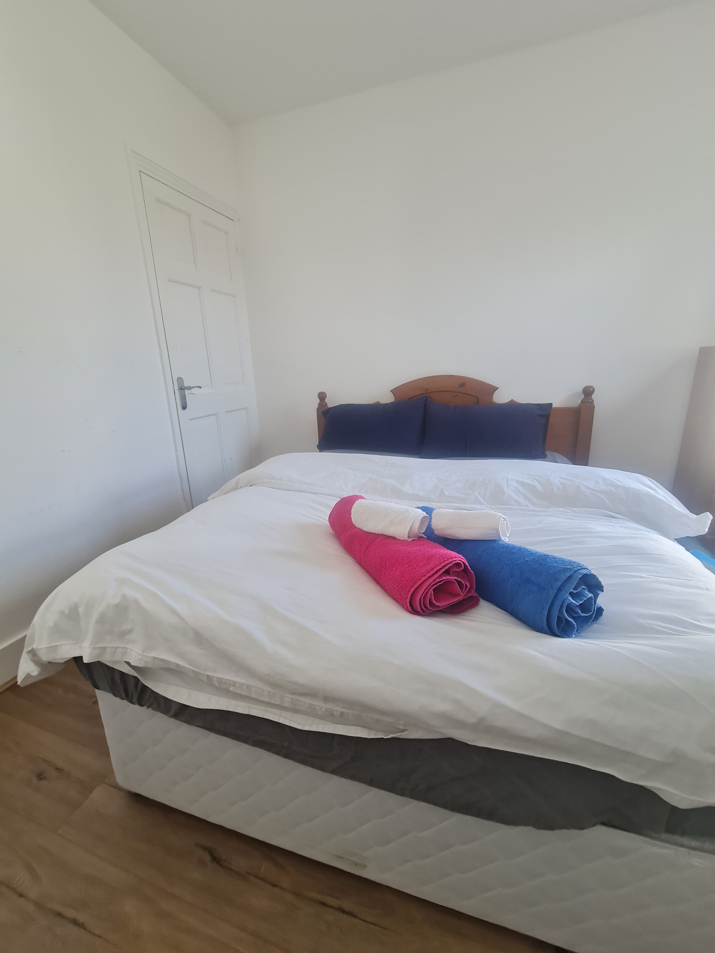 Oaks Room 3 photograph 2