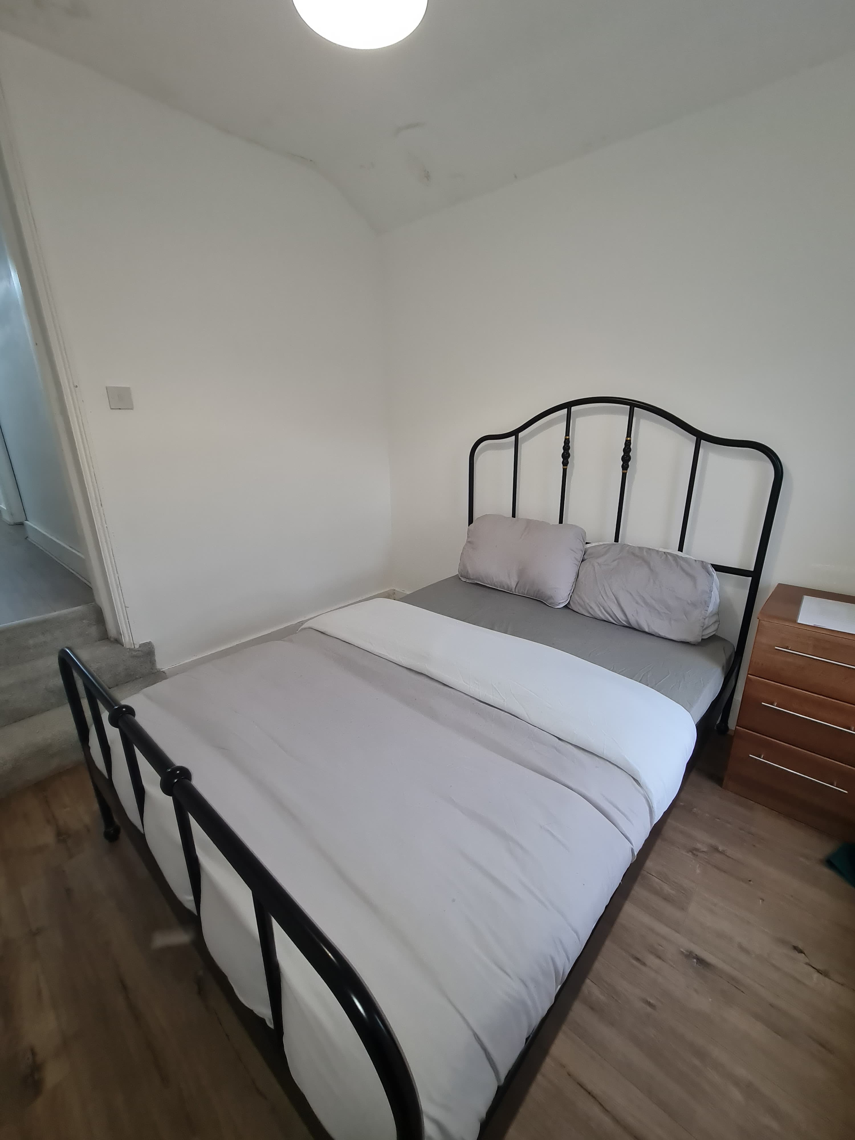 Oaks Room 4 photograph 2